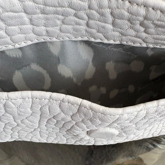 🤍🤍AIMEE KESTENBERG WHITE FLAP PEBBLED LEATHER CROSSBODY BAG!🤍🤍 - Picture 9 of 10